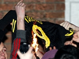 Болельщики «Ливерпуля» сожгли футболку Торреса (ВИДЕО)