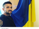 «Хай живе Україна». Матеус у Китаї сфотографувався з синьо-жовтим прапором.