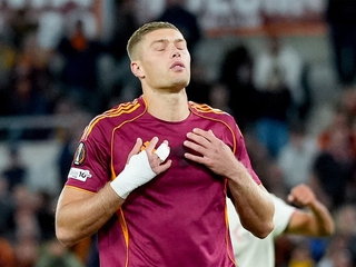 Довбик дважды не реализовал пенальти в матче за «Рому» в Лиге Европы (ВИДЕО)