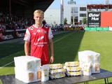 Захисник норвезького клубу, якого визнали найкращим гравцем матчу, отримав 40 пачок вівсянки, 100 яєць і 20 літрів молока (ФОТО)