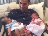 Роналду опубликовал фото своих новорожденных детей (ФОТО)