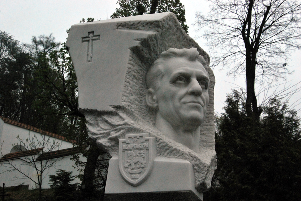Пам’ятник над могилою Левка Броварського, котрий відіграв найбільше матчів у складі «Карпат», на Личаківському цвинтарі у Львові