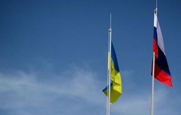 На стадионе Севастополя поднят флаг Украины. И российский тоже...