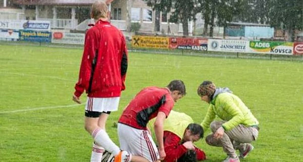 В Австрии молния ударила в поле и травмировала восемь футболистов