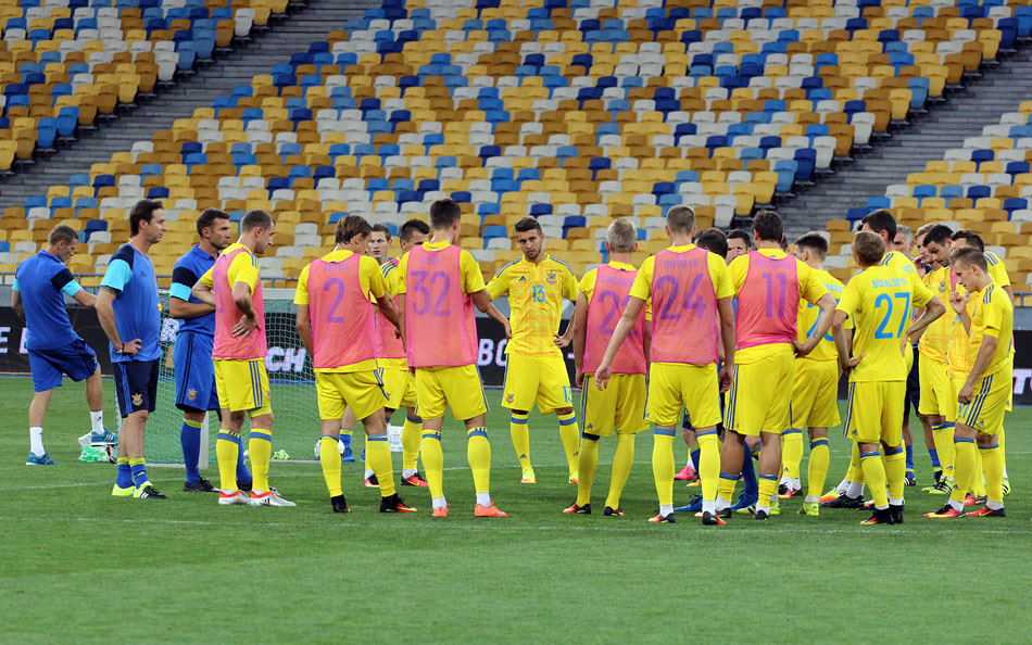 Сборная украины по футболу (до 19 лет). Сборная украины евро 2000. Сборная украины покидает. Фото тренеров сборной украины последовательно. Сборная украины 2010.