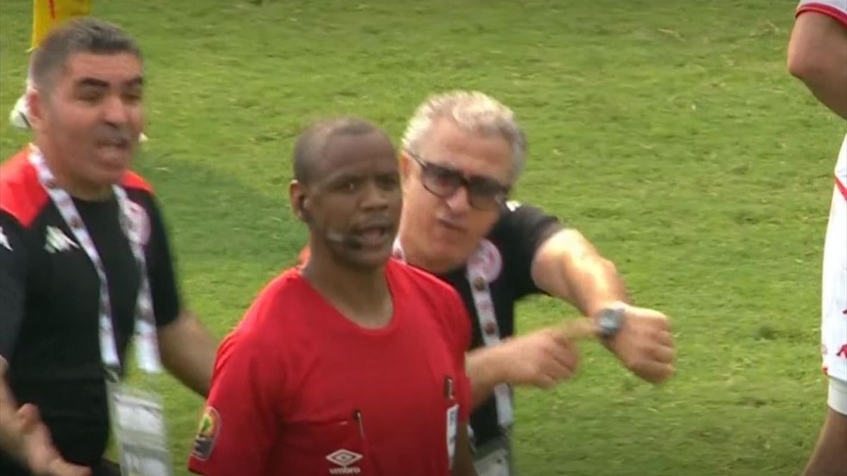 Сюрреализм на матче Кубка Африки: арбитр дважды перепутал время, закончив матч до 90 минуты