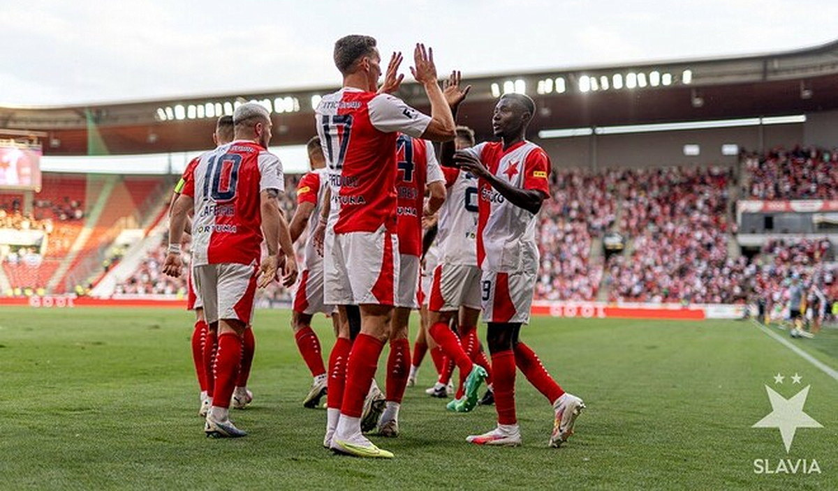 Славия прага железьярне подбрезова. Arsenal Fans. Элеклтроты Arsenal. Arsenal. Premier League winners.