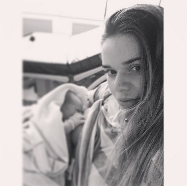 Юлия Воронина с новорожденным. Фото - Instagram