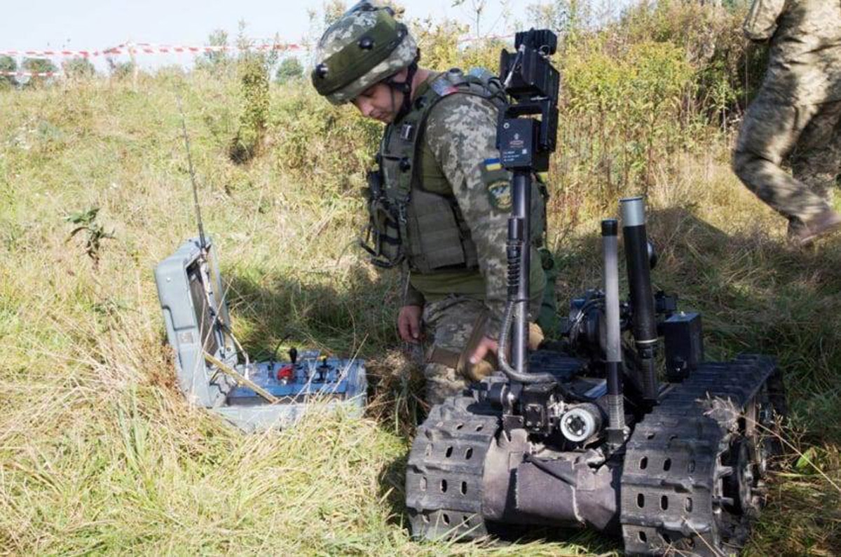 Українські солдати навчаються працювати з роботами-саперами «TALON»