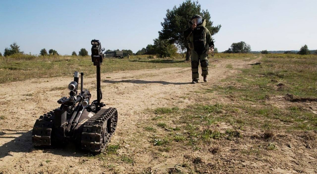 Украинские солдаты обучаются работе с роботами-саперами «TALON»