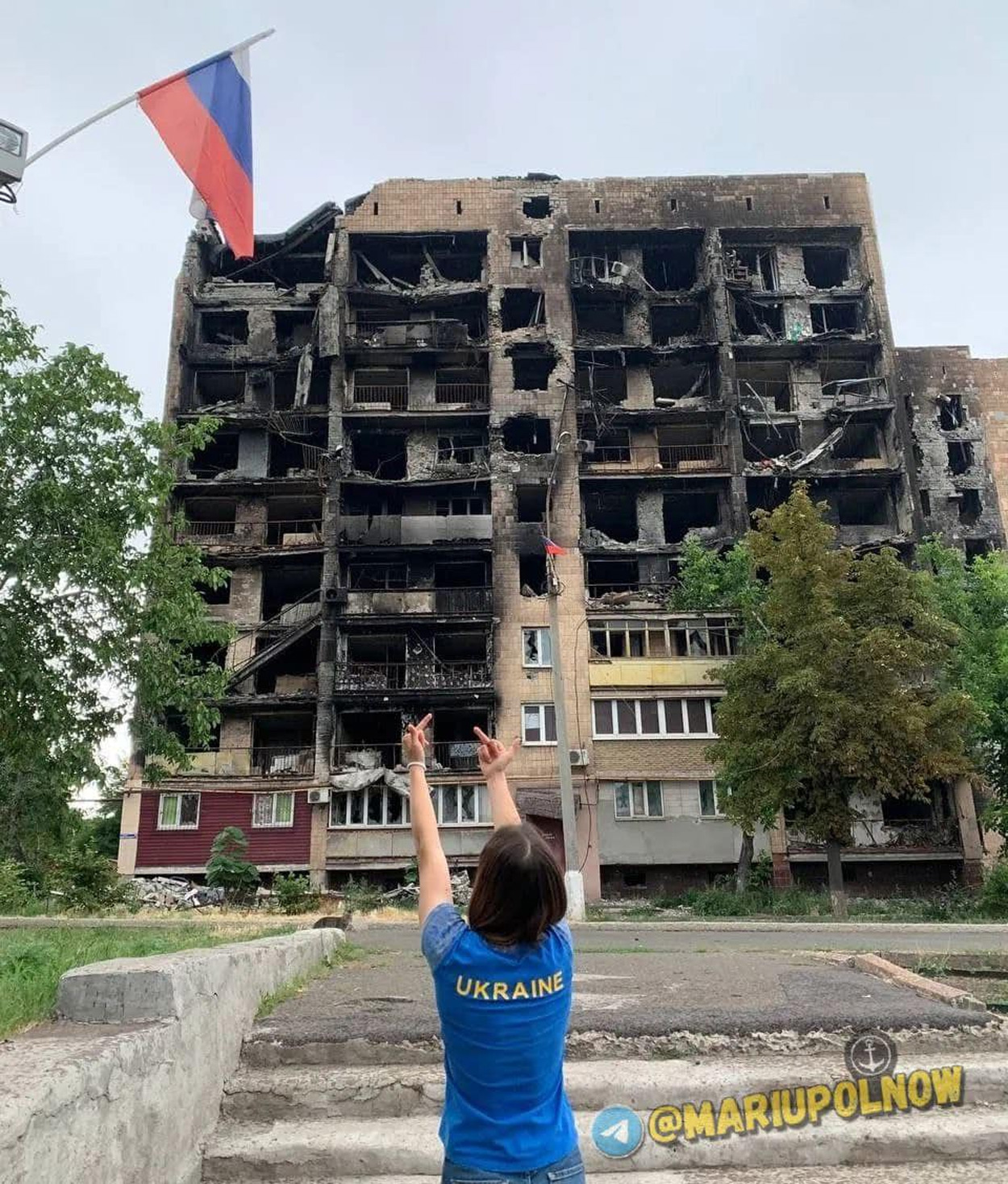 Впечатляющие ФОТО украинки во временно оккупированном Мариуполе на фоне российского флага