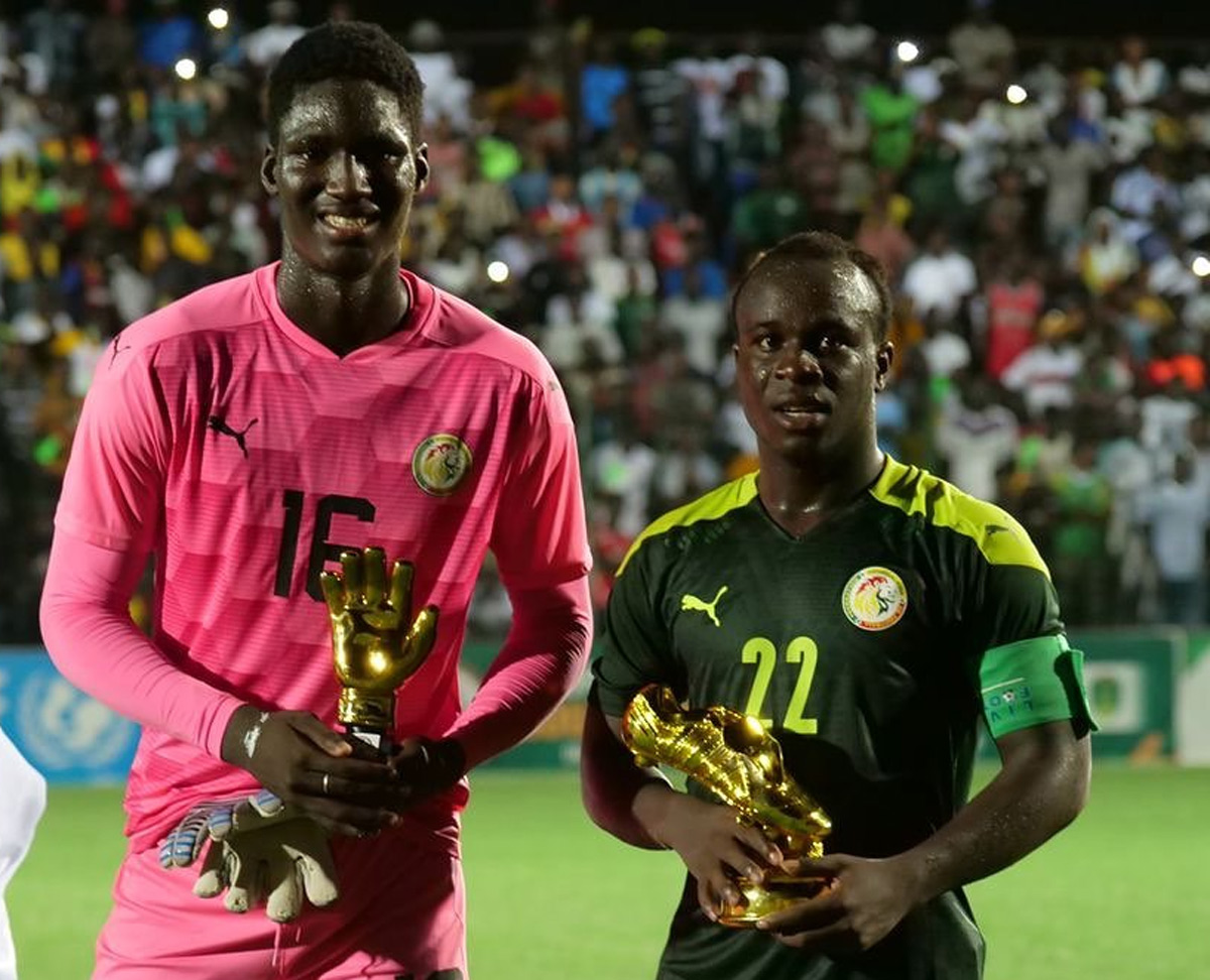 Samba Diallo (rechts) mit der Auszeichnung am Ende des Turniers