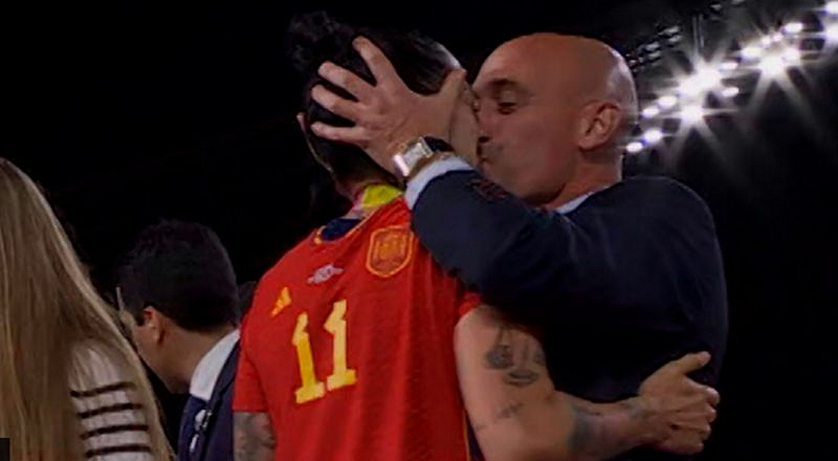 ФІФА дискваліфікувала президента Федерації футболу Іспанії за поцілунок футболістки в губи (фото)