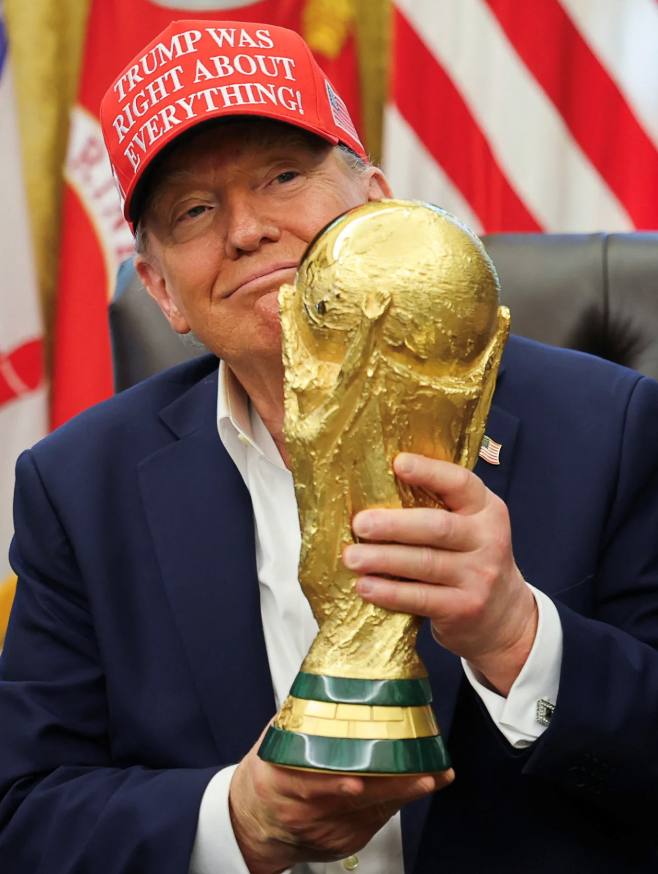 Дональд Трамп с Кубком мира