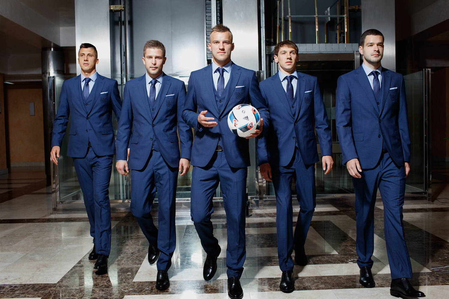 Игра в синем костюме. Футболисты в классических костюмах. Несколько мужчин в костюмах. Сборная России по футболу в костюмах. Футболисты в пиджаках.