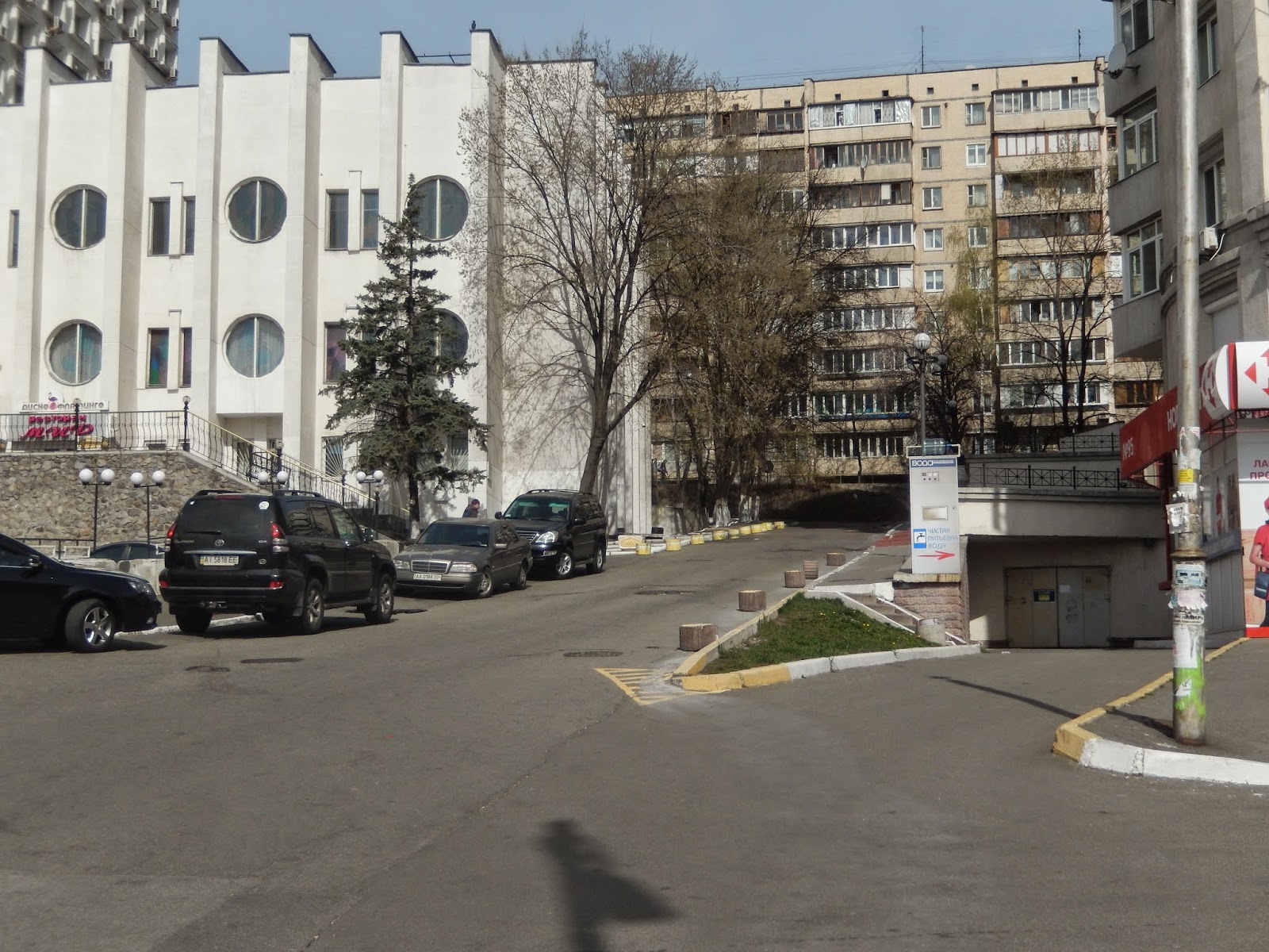 Современный вид бывшей улицы Нововладимирской и Алексея Шовкуненко.
Источник: http://bibldemeevskaja.blogspot.com/