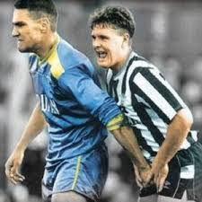 винни джонс хватает газзу за ... ну вы сами поняли 