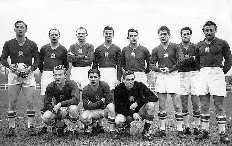 Aranycsapat, (стоят): Gyula Lóránt, Jenő Buzánszky, Nándor Hidegkuti, Sándor Kocsis, József Zakariás, Zoltán Czibor, József Bozsik, László Budai, (сидят): Mihály Lantos, Ferenc Puskás, Gyula Grosics